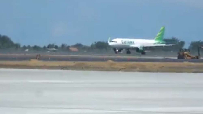 Detik-detik pesawat Citilink mendarat perdana di Bandara NYIA.