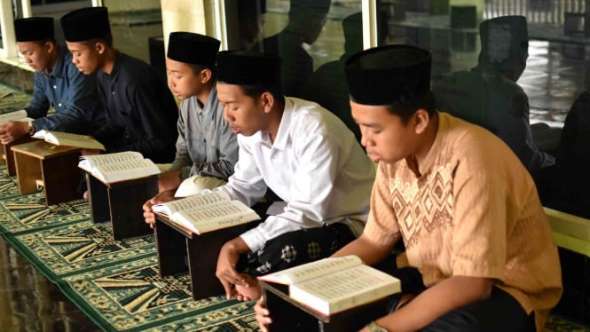 Santri membaca Alquran. (Foto ilustrasi) 