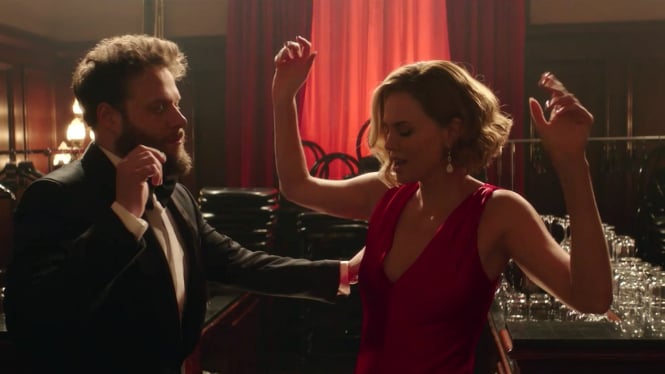 Seth Rogen dan Charlize Theron berdansa dalam Long Shot