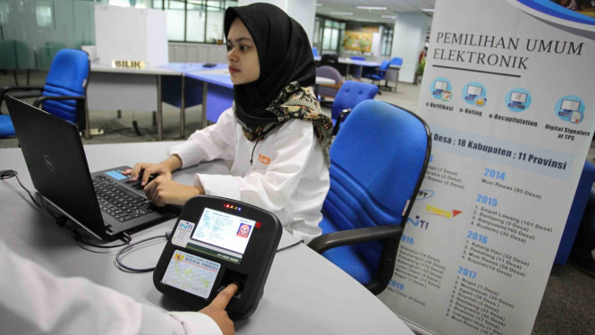 Petugas melakukan simulasi pemungutan suara secara elektronik (E-Voting) di gedung Badan Pengkajian dan Penerapan Teknologi (BPPT), Jakarta, Jumat, 3 Mei 2019.