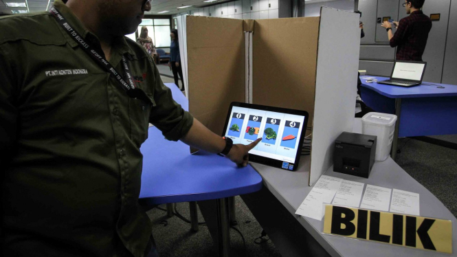 Petugas melakukan simulasi pemungutan suara secara elektronik (E-Voting) di gedung Badan Pengkajian dan Penerapan Teknologi (BPPT), Jakarta, Jumat, 3 Mei 2019.