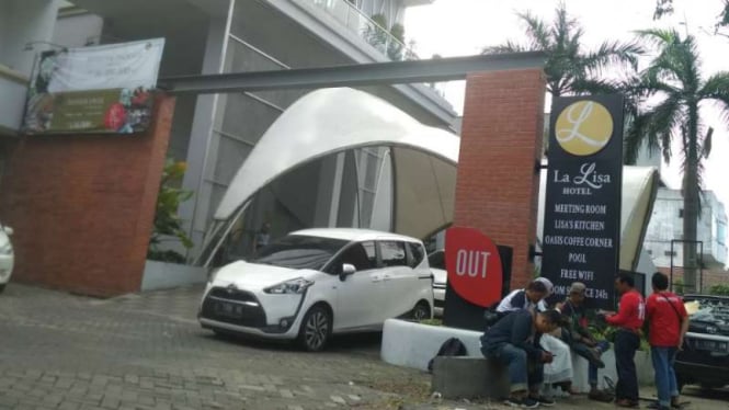 Sejumlah wartawan berkumpul di luar area Hotel La Lisa Surabaya, Jawa Timur, pada Jumat, 3 Mei 2019.