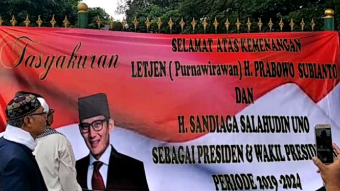Warga Cakung, Jaktim membentangkan spanduk ucapan selamat kepada Prabowo-Sandi.