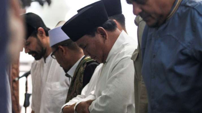 Calon Presiden Prabowo Subianto salat Jumat di Masjid Baiturrahman Aceh.