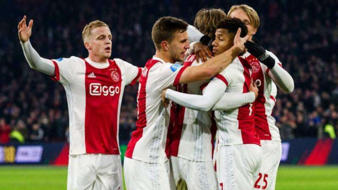 Para pemain Ajax Amsterdam merayakan gol