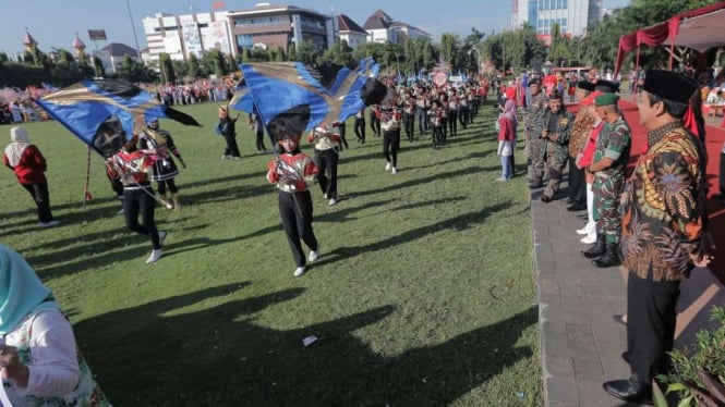 Pelajar mengikuti pawai budaya Dugderan di Simpang Lima.