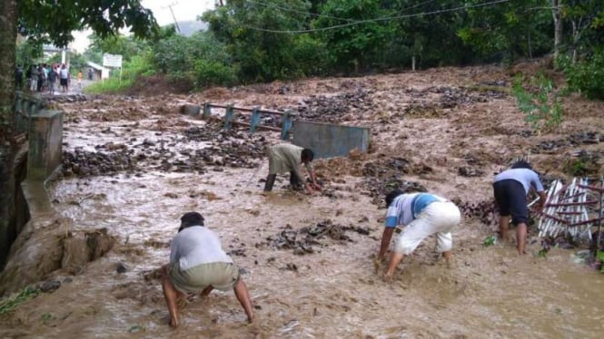 Banjir bandang menerjang Samosir.