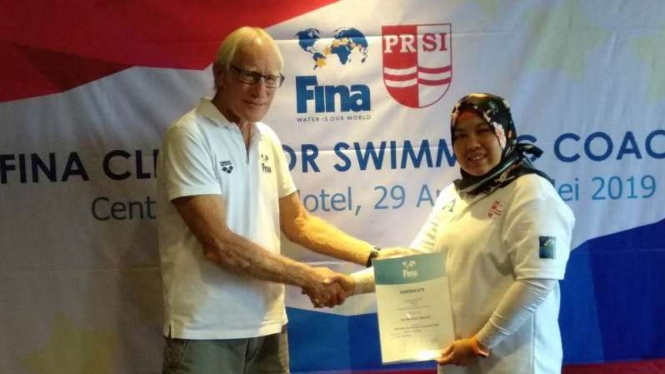 Instruktur pelatih renang dari FINA, Bill Sakovich (kiri).