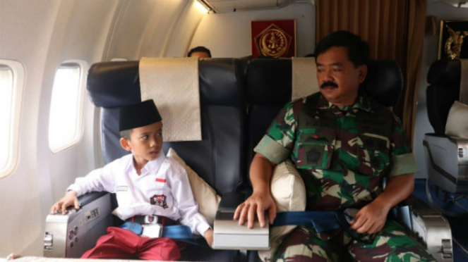 Karimullah bocah tak bersepatu bersama Panglima TNI, Marsekal TNI Hadi Tjahjanto