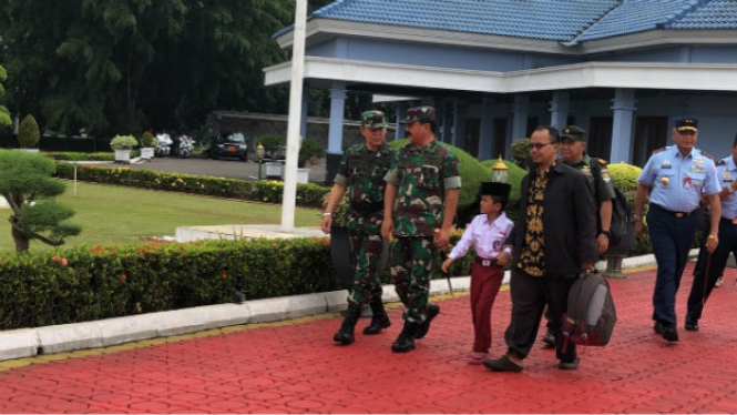 Karimullah bocah tak bersepatu bersama Panglima TNI, Marsekal TNI Hadi Tjahjanto