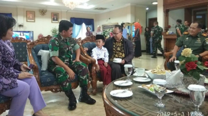 Karimullah bocah tak bersepatu bersama Panglima TNI, Marsekal TNI Hadi Tjahjanto