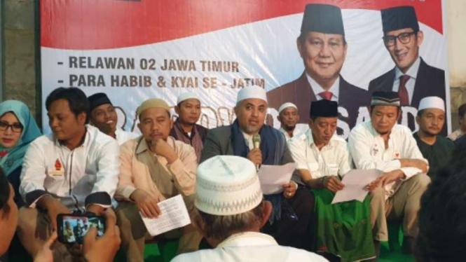 Para pendukung Prabowo-Sandi dari Jatim menggelar doa bersama.