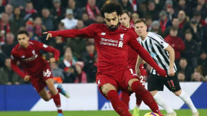 Winger Liverpool, Mohamed Salah, saat mencetak gol ke gawang Newcastle United.