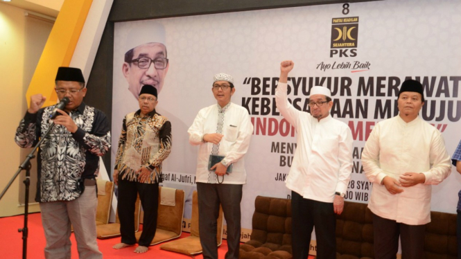 Presiden PKS Mohamad Sohibul Iman (kiri) resmika program Ansyitoh Ramadhan.