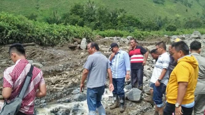 Persiapan pencarian dan proses evakuasi korban banjir bandang di Samosir