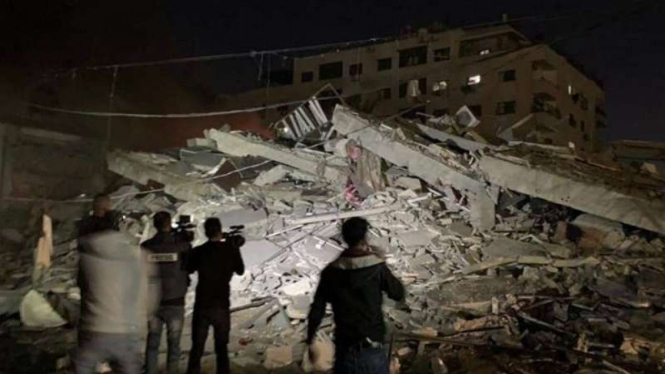 Gedung kantor Anadolu Agency di Yerusalem hancur setelah dihantam roket pesawat-pesawat tempur Israel pada Sabtu, 5 Mei 2019.
