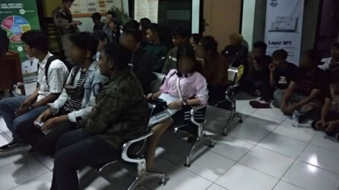 Sebanyak 32 muda-mudi ditangkap oleh aparat gabungan TNI, Polri, dan Satpol PP di sebuah vila di Cisaeua, Puncak, Bogor, Jawa Barat, pada Minggu dini hari, 5 Mei 2019.
