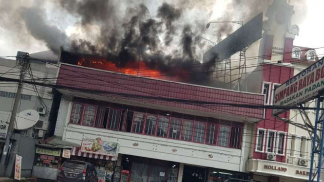 Kebakaran di Rumah Makan Simpang Raya Bogor, Minggu, 5 Mei 2019.