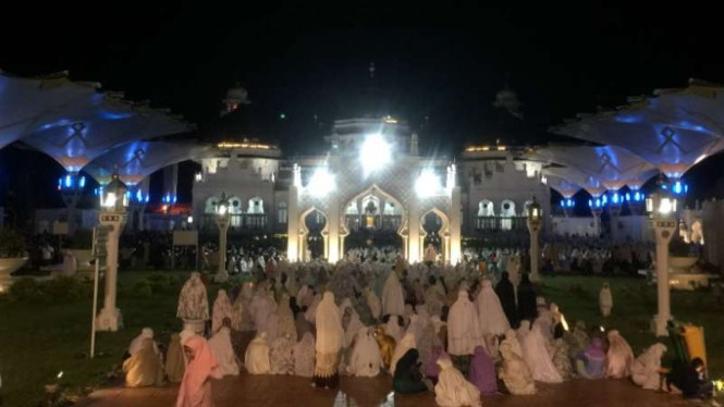 Puluhan ribu orang memadati masjid terbesar dan kebanggaan masyarakat Aceh, Masjid Raya Baiturrahman di Banda Aceh, untuk melaksanakan salat tarawih pertama Ramadan, Minggu malam, 5 Mei 2019.