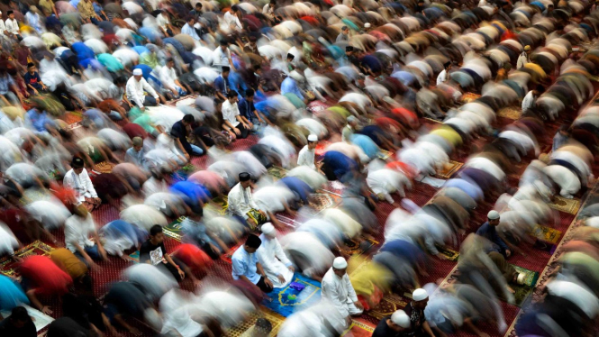 Sejumlah umat muslim melakukan shalat tarawih pertama Ramadhan 1440 H di Masjid Al Markaz, Makassar, Sulawesi Selatan, Minggu, 5 Mei 2019,