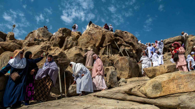 Peziarah mengunjungi bukit Jabal Rahmah di kawasan Padang Arafah, Makkah Al Mukarramah, Arab Saudi, Sabtu, 4 Mei 2019