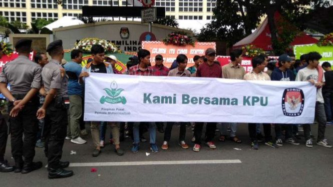 PP Pemuda Muhammadiyah gelar aksi dukungan kepada KPU, di depan gedung KPU.
