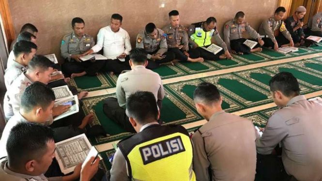Jajaran aparat Kepolisian Resor Solok Selatan, Sumatera Barat membaca Alquran.