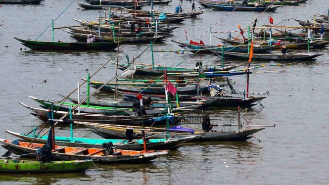 Sejumlah perahu nelayan tertambat di Pantai Kenjeran, Surabaya, Jawa Timur, Senin, 6 Mei 2019.