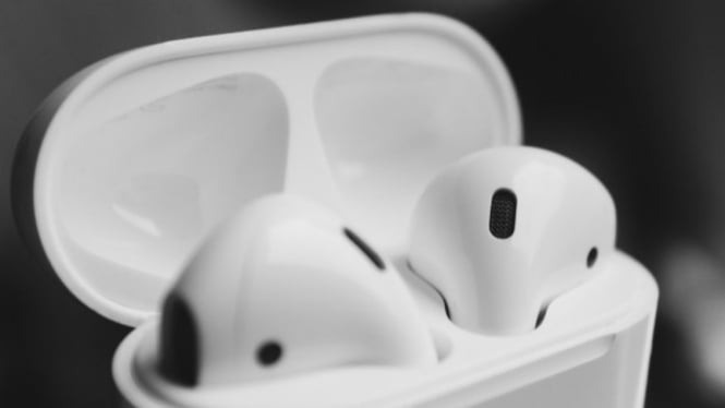 Apple AirPods.