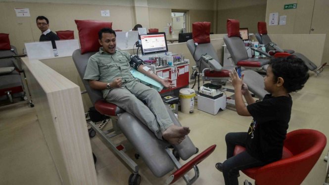 Warga mendonorkan darahnya di PMI Kota Bandung, Jawa Barat.