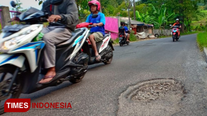 ILUSTRASI: Jalan berlubang. (FOTO: TIMES Indonesia)