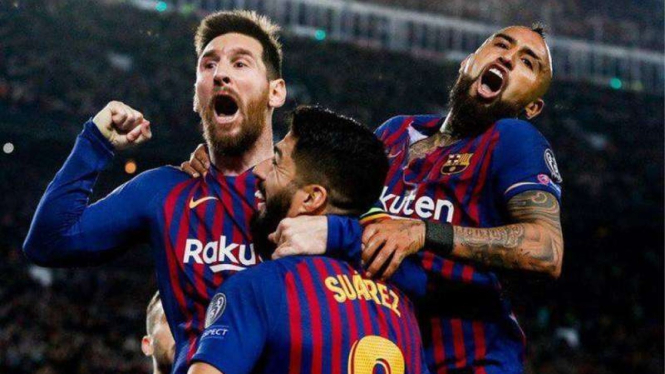 Para pemain Barcelona merayakan gol Lionel Messi ke gawang Liverpool (kiri)