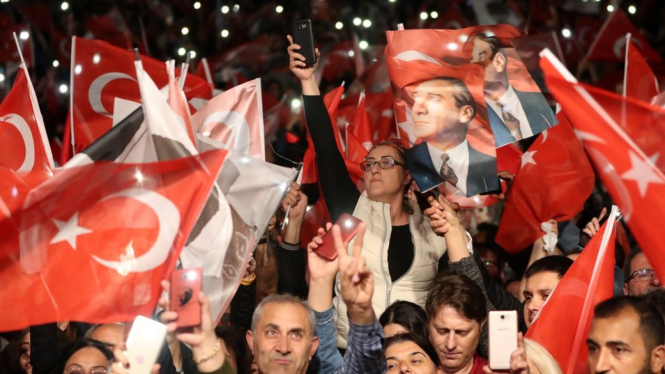 Para pendukung Ekrem Imamoglu menggelar pawai setelah Komisi Pemilu Turki mengumumkan Pilkada Istanbul akan dulang.-EPA