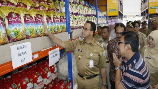 Gubernur DKI Jakarta Anies Baswedan saat meninjau harga bahan pokok 