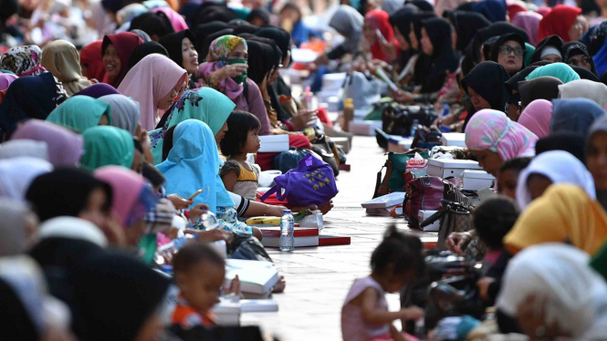 Umat Islam menanti waktu berbuka puasa di Masjid Istiqlal, Jakarta Pusat, Senin, 6 Mei 2019.