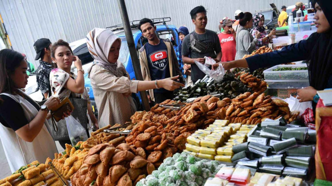 Warga membeli makanan untuk berbuka puasa di Pasar Takjil Benhil, Jakarta, Senin, 6 Mei 2019.