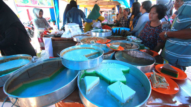 Sejumlah warga memilih beragam makanan dan kue untuk berbuka puasa di pasar Ramadhan Banjarmasin, Kalimantan Selatan, Senin, 6 Mei 2019.