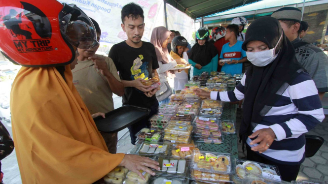 Sejumlah warga memadati lapak pedagang takjil di Kota Gorontalo, Gorontalo, Senin, 6 Mei 2019.