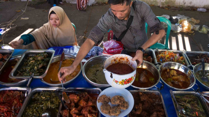 Sejumlah warga berjualan makanan di pasar Ramadhan di Jalan WR Supratman, Kota Pekanbaru, Riau, Senin, 6 Mei 2019.