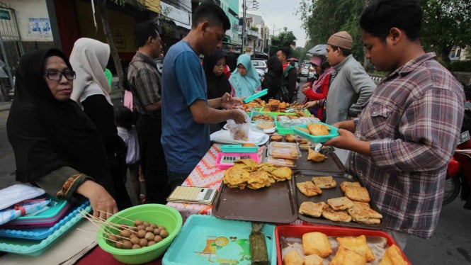 Pedagang melayani pembeli makanan untuk hidangan buka puasa (takjil) di kawasan Ampel Kembang, Surabaya, Jawa Timur, Senin, 6 Mei 2019.