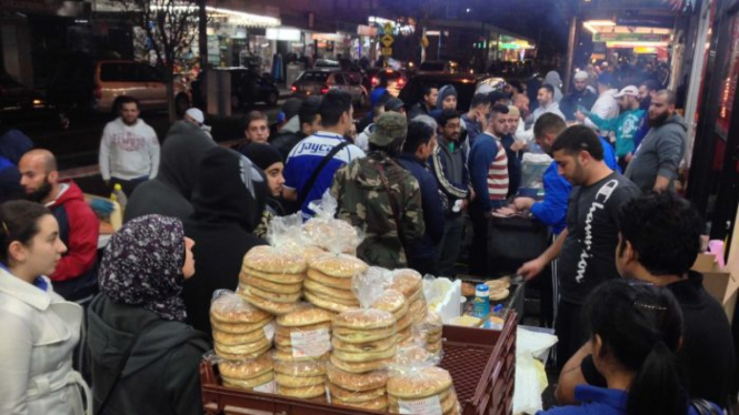 Komunitas Muslim merayakan bulan Ramadan dengan menggelar pasar malam yang tawarkan aneka makanan, termasuk di kawasan Lakemba, Sydney.