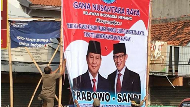 Penurunan baliho ucapan kemenangan Prabowo-Sandi di Bekasi