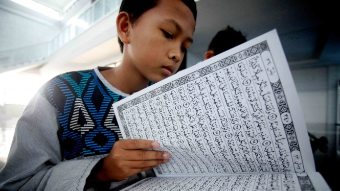Umat muslim melakukan tadarus Al Quran di Masjid Baitul Faizin, Cibinong, Bogor, Jawa Barat