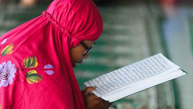 Umat Muslim membaca Al Quran saat hari pertama puasa Ramadhan di Masjid Agung Sudirman, Denpasar, Bali