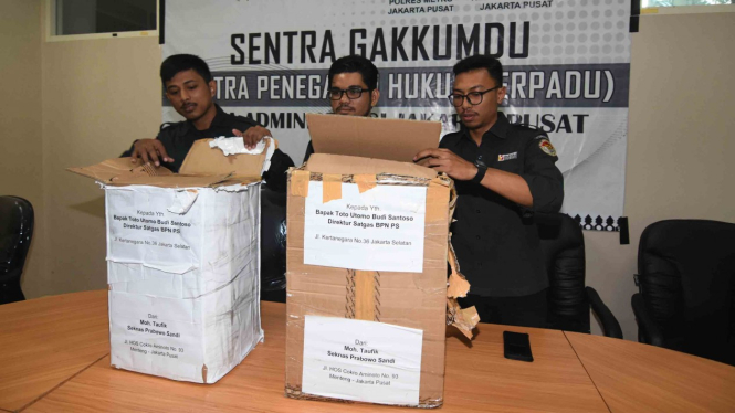 Petugas Bawaslu Jakarta Pusat menunjukkan kardus berisi ribuan form C1 Pemilu yang diamankan polisi dari sebuah mobil yang melaju di kawasan Menteng, Jakarta, di Gedung Bawaslu Jakarta Pusat