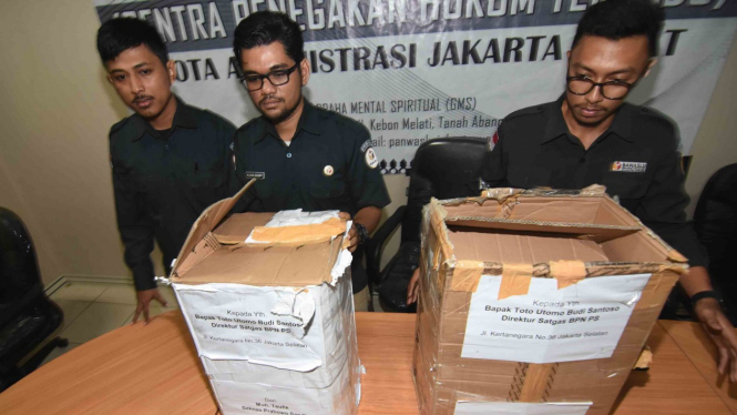 Petugas Bawaslu Jakarta Pusat menunjukkan kardus berisi ribuan formulir C1 Pemilu yang diamankan polisi dari sebuah mobil yang melaju di kawasan Menteng, Jakarta, di Gedung Bawaslu Jakarta Pusat