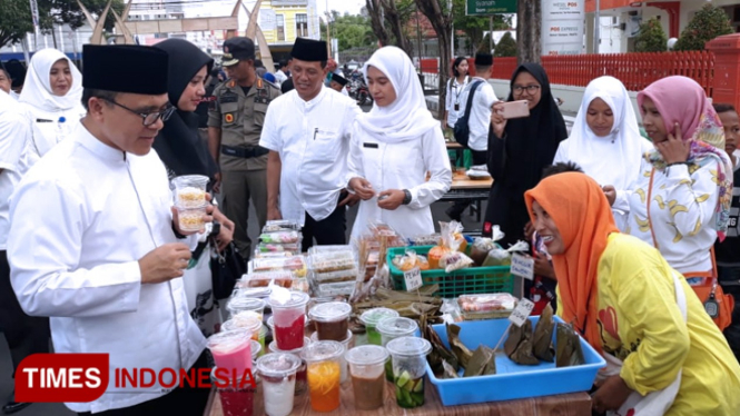 Bupati Banyuwangi Tinjau Bazar Takjil Festival Ramadhan 2019 di depan Gesibu Blambangan. (FOTO: Roghib Mabrur/TIMES Indonesia)