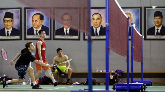 Atlet bulutangkis ganda putra Marcus Fernaldi Gideon (kiri) dan Kevin Sanjaya Sukamuljo (kedua kiri) melakukan latihan jelang Kejuaraan Piala Sudirman 2019 di Pelatnas PBSI, Cipayung, Jakarta Timur, Selasa, 7 Mei 2019.