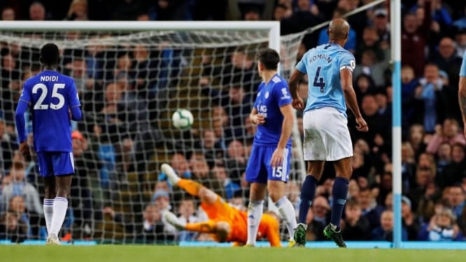 Bek Manchester City, Vincent Kompany cetak gol ke gawang Leicester City