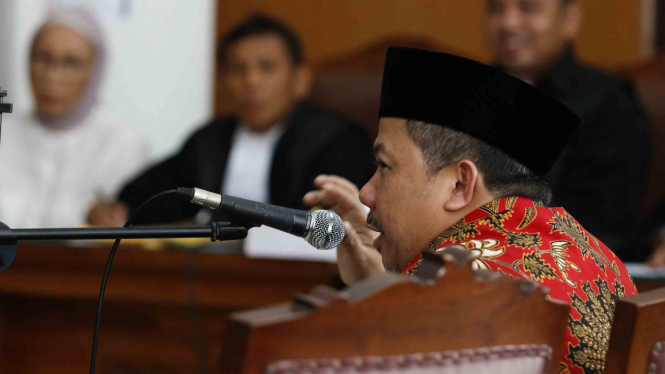 Wakil Ketua DPR Fahri Hamzah (kanan) memberikan kesaksian bagi terdakwa kasus dugaan penyebaran berita bohong atau hoaks Ratna Sarumpaet (kiri) di Pengadilan Negeri Jakarta Selatan, Selasa, 7 Mei 2019.